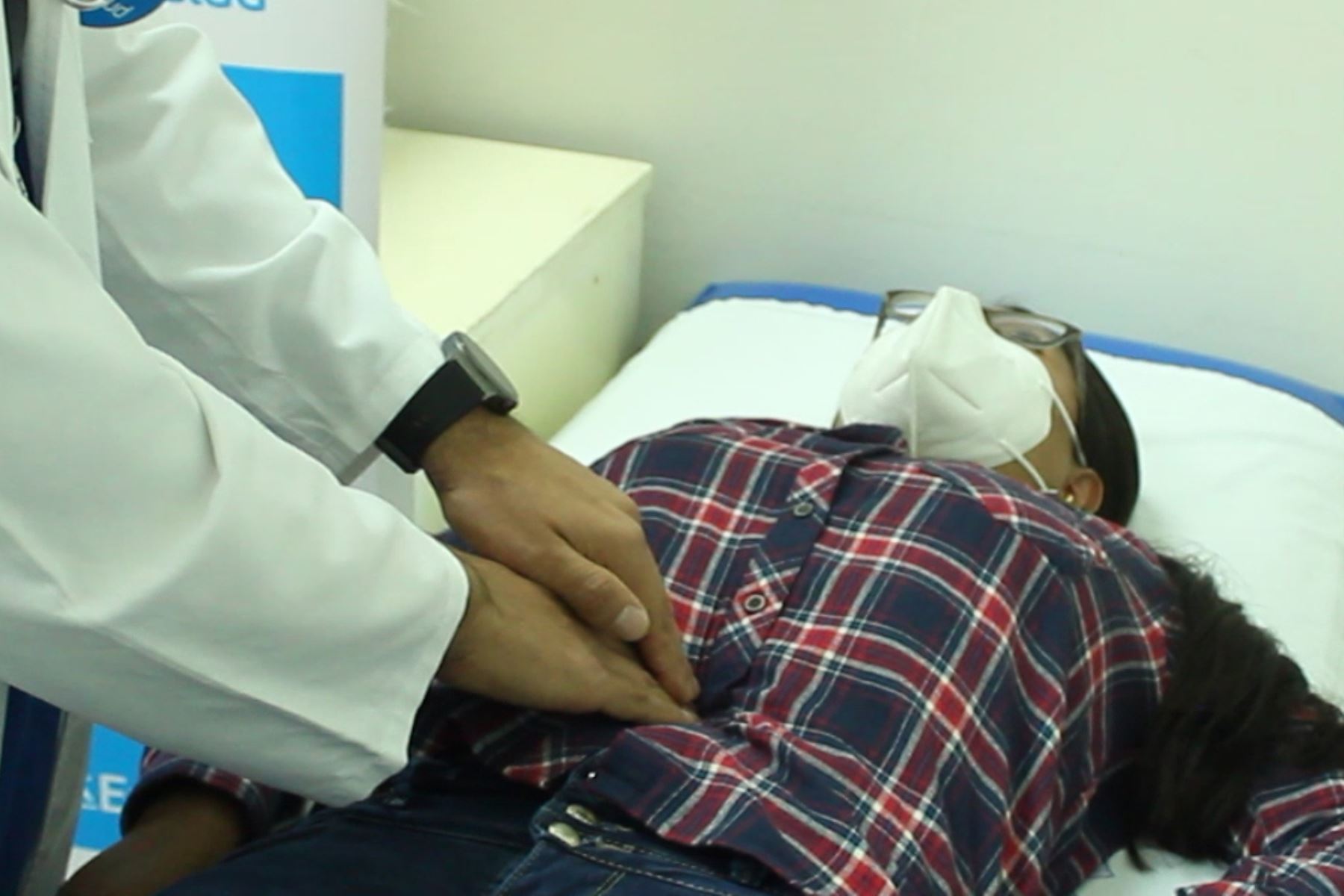 Expertos recomiendan acudir al médico ante la presencia de un bulto en la región abdominal. Foto: Andina