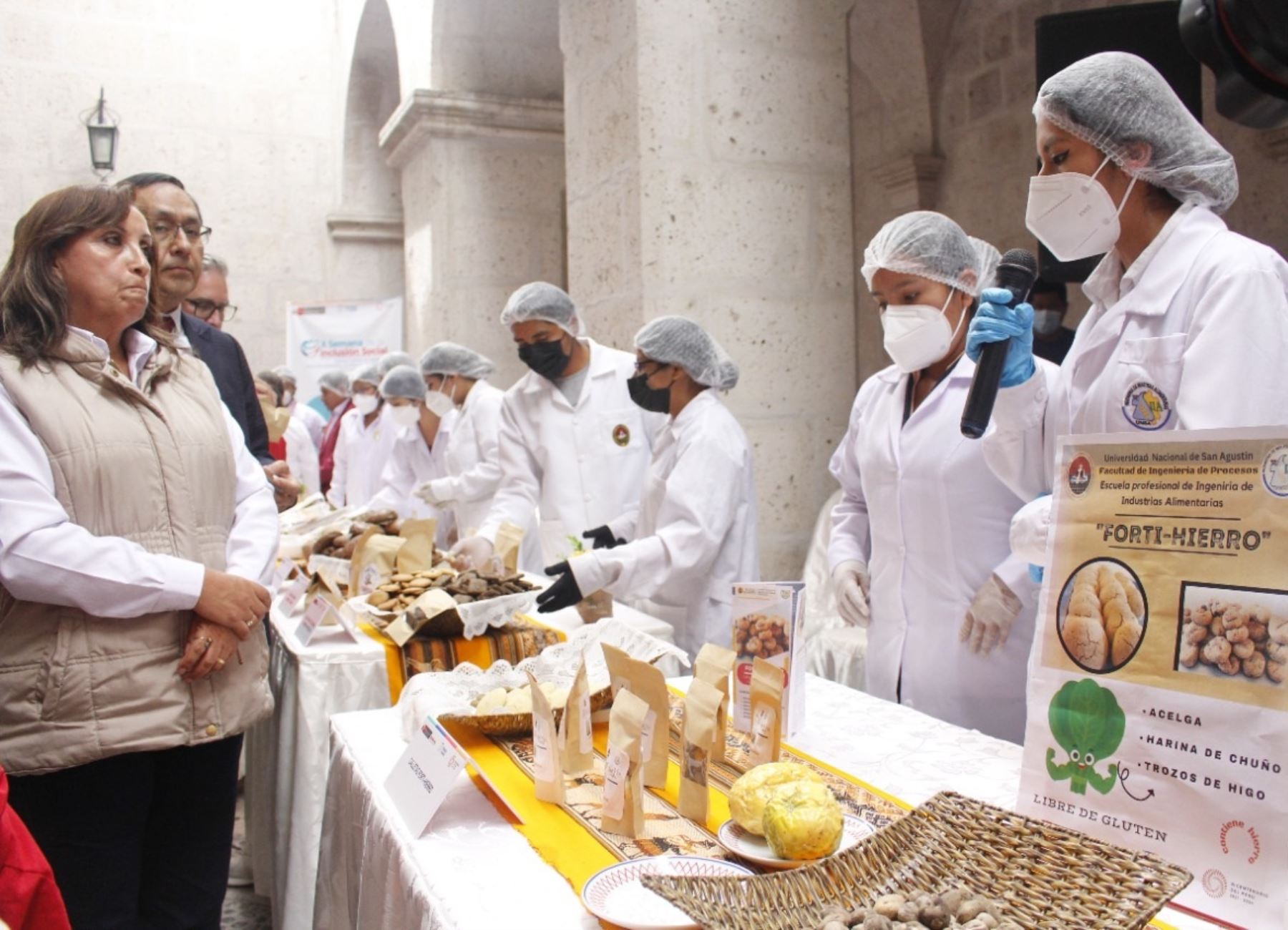 Estudiantes de la Universidad Nacional de San Agustín de Arequipa presentaron innovadores productos nutritivos que ayudan a combatir la anemia durante una visita de la ministra de Desarrollo e Inclusión Social, Dina Boluarte. Foto: ANDINA/difusión.