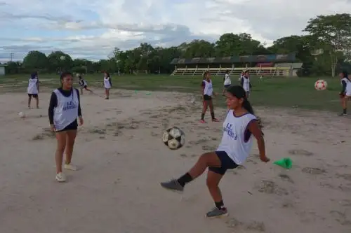 Equipo de fútbol femenino disputará octogonal de pueblos originarios en la etapa final de Juegos Escolares Deportivos y Paradeportivos 2022 y para ello se nutre con un suculento timbuche de carachama. Foto: ANDINA/Minedu