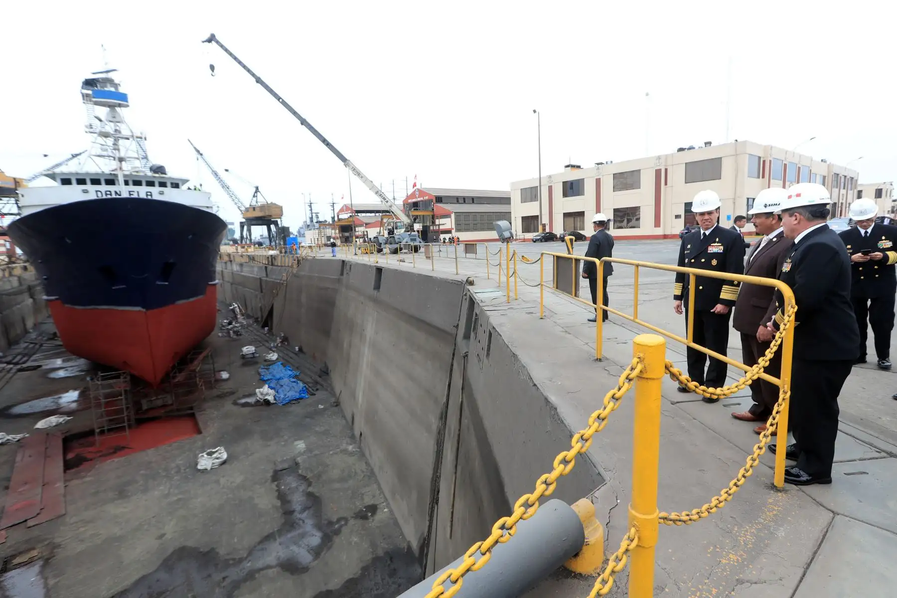 Ministro de Defensa Daniel Barragán realiza visita de trabajo en los astilleros del SIMA

Foto:ANDINA/MINDEF