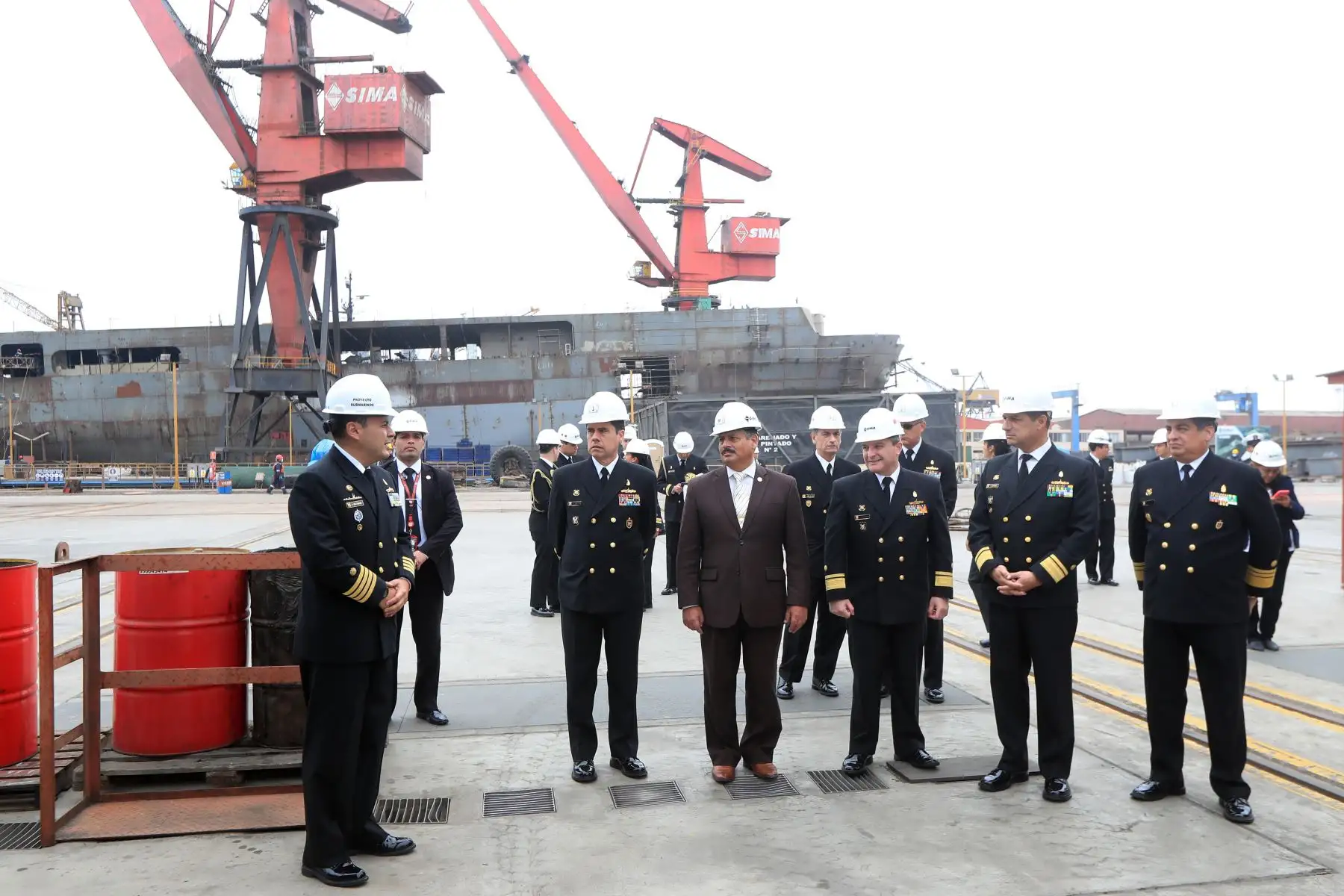 Ministro de Defensa Daniel Barragán realiza visita de trabajo en los astilleros del SIMA

Foto:ANDINA/MINDEF