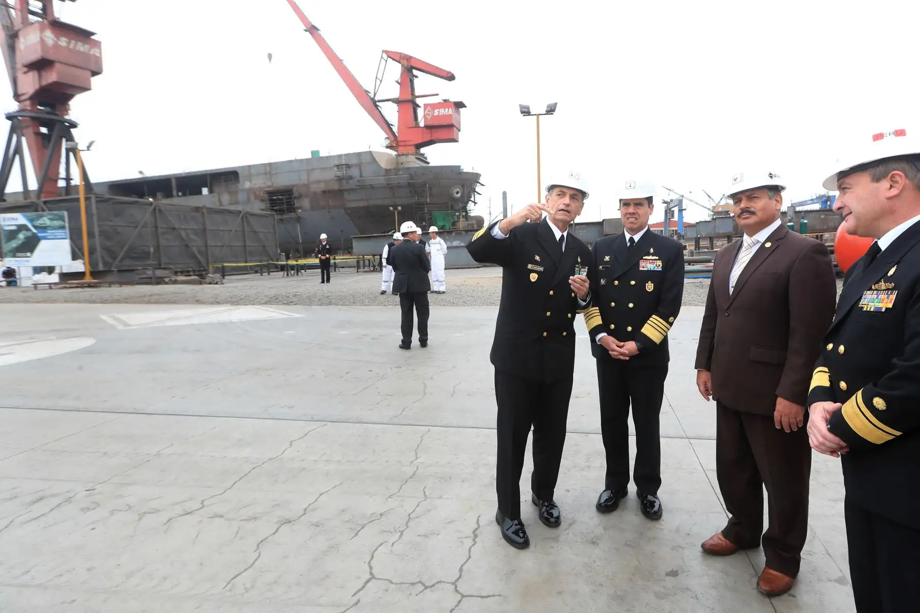 Ministro de Defensa Daniel Barragán realiza visita de trabajo en los astilleros del SIMA

Foto:ANDINA/MINDEF