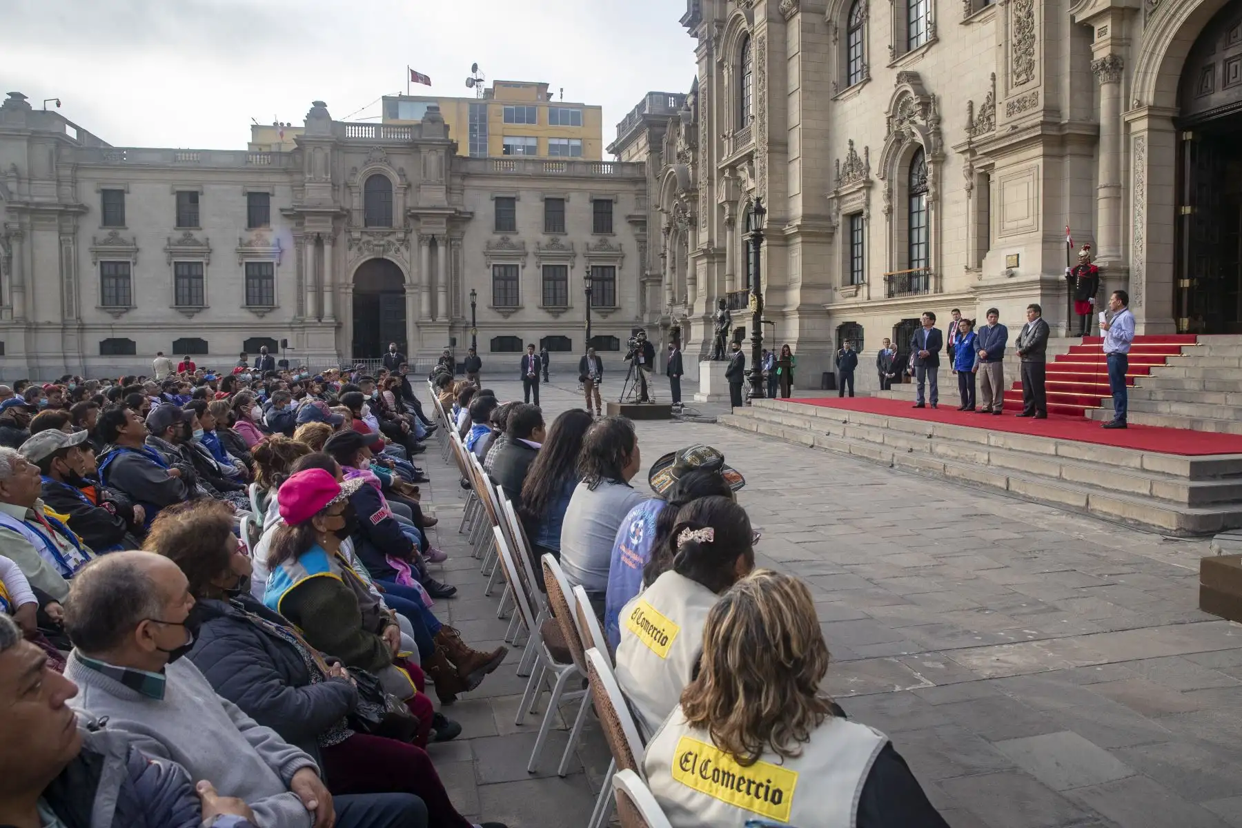 En Palacio de Gobierno, el presidente Pedro Castillo, recibió y sostuvo encuentro con miembros de la Caja de Protección y Asistencia Social - Ley N° 10674, que establece la protección del Estado a todos los expendedores de diarios, revistas y loterías (canillitas)

Foto: ANDINA/Prensa Presidencia