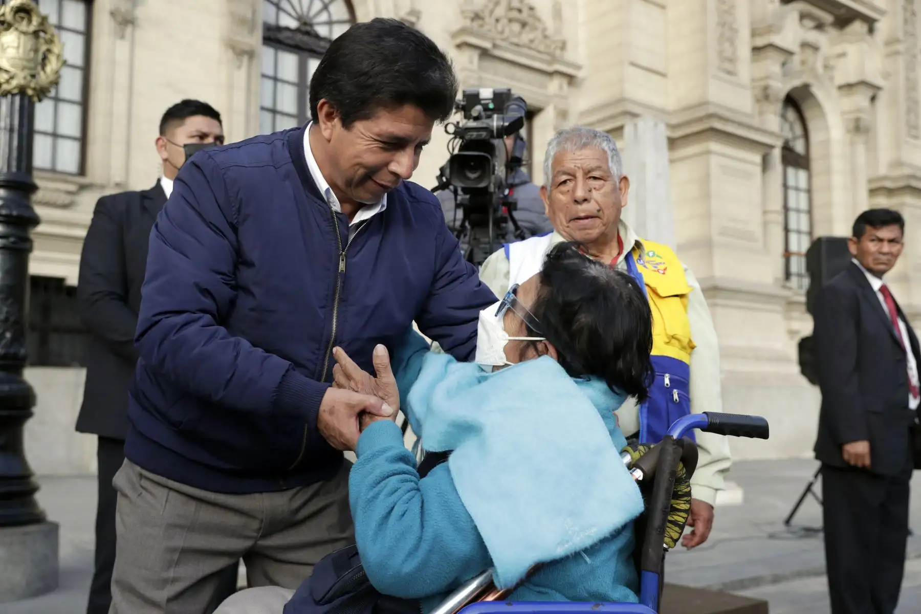 En Palacio de Gobierno, el presidente Pedro Castillo, recibió y sostuvo encuentro con miembros de la Caja de Protección y Asistencia Social - Ley N° 10674, que establece la protección del Estado a todos los expendedores de diarios, revistas y loterías (canillitas)

Foto: ANDINA/Prensa Presidencia