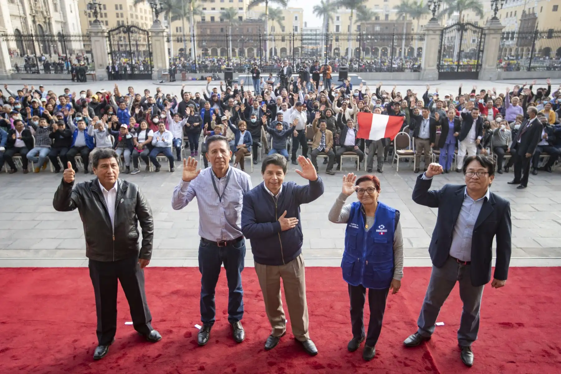 En Palacio de Gobierno, el presidente Pedro Castillo, recibió y sostuvo encuentro con miembros de la Caja de Protección y Asistencia Social - Ley N° 10674, que establece la protección del Estado a todos los expendedores de diarios, revistas y loterías (canillitas)

Foto: ANDINA/Prensa Presidencia