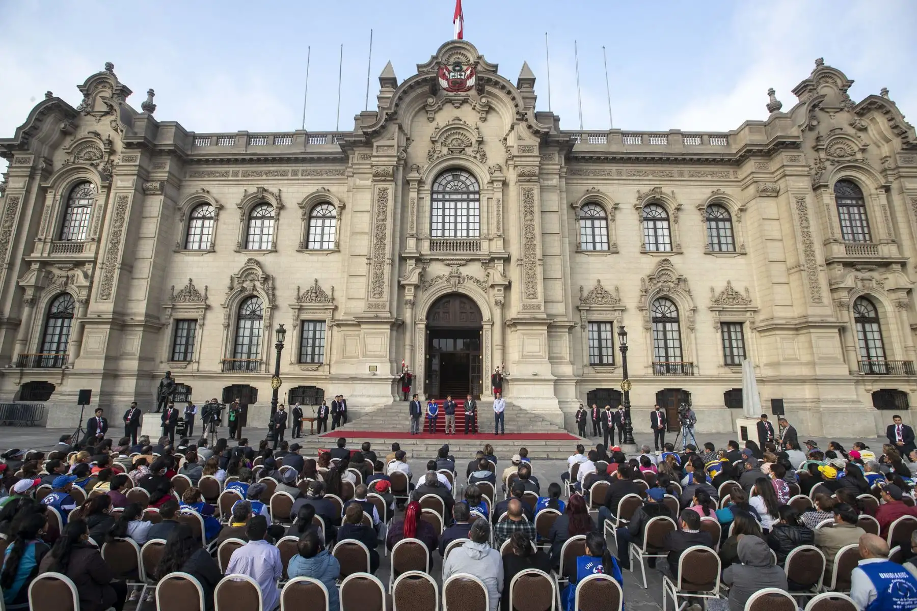 En Palacio de Gobierno, el presidente Pedro Castillo, recibió y sostuvo encuentro con miembros de la Caja de Protección y Asistencia Social - Ley N° 10674, que establece la protección del Estado a todos los expendedores de diarios, revistas y loterías (canillitas)

Foto: ANDINA/Prensa Presidencia