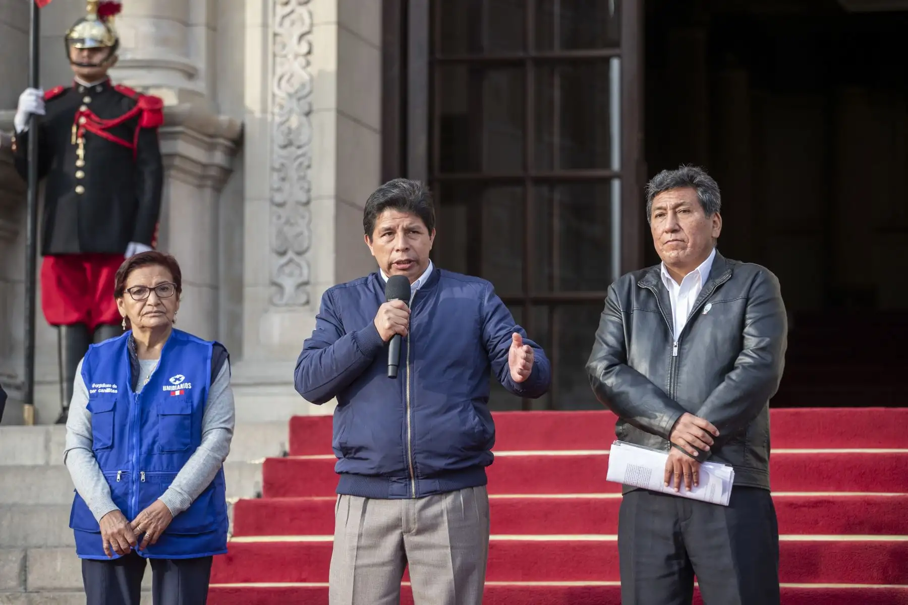 En Palacio de Gobierno, el presidente Pedro Castillo, recibió y sostuvo encuentro con miembros de la Caja de Protección y Asistencia Social - Ley N° 10674, que establece la protección del Estado a todos los expendedores de diarios, revistas y loterías (canillitas)

Foto: ANDINA/Prensa Presidencia