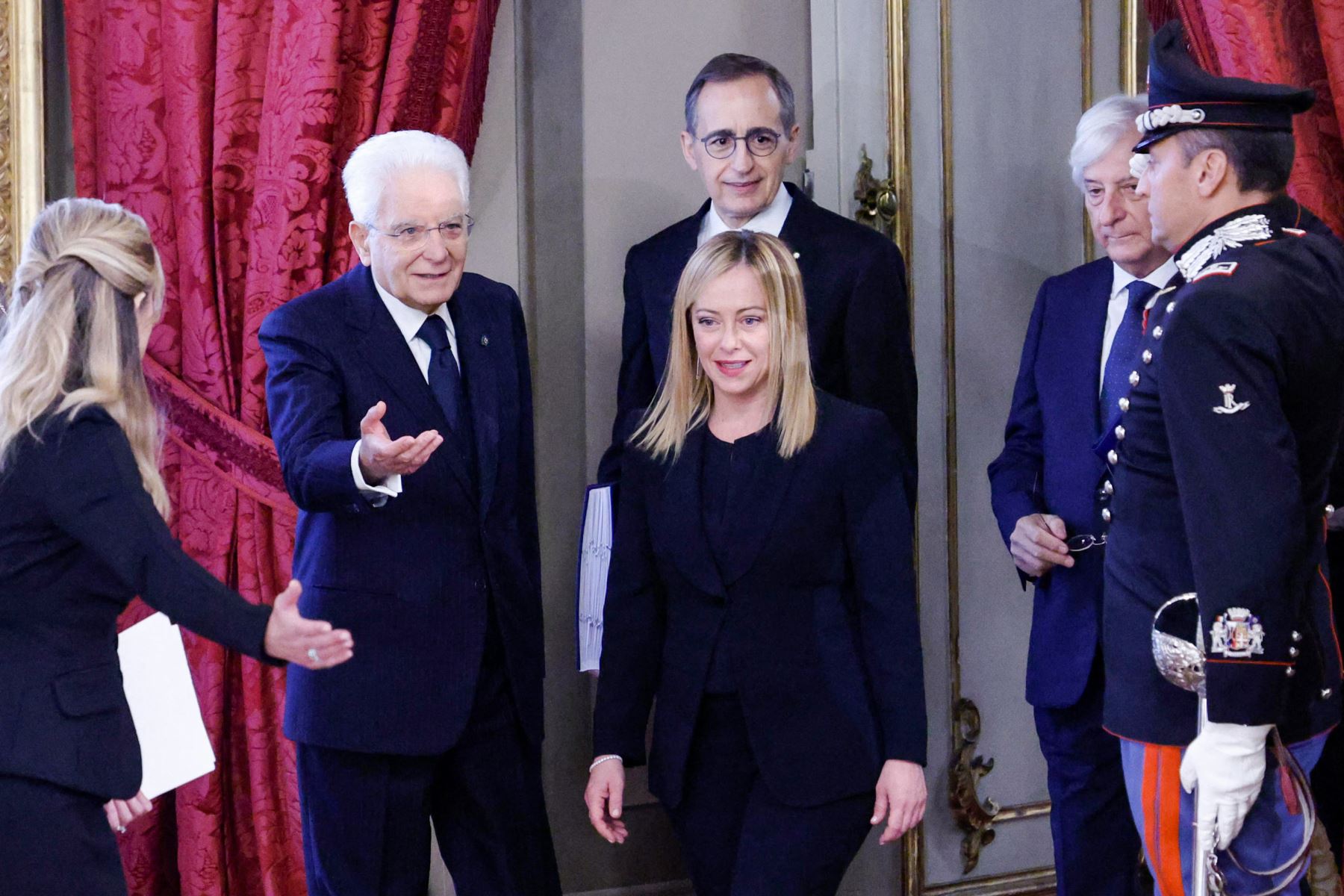 El presidente italiano, Sergio Mattarella (2do a la izquierda), da la bienvenida a la nueva primera ministra Giorgia Meloni (centro) cuando llega a la ceremonia de juramento del nuevo gobierno italiano en el Palacio del Quirinal en Roma el 22 de octubre de 2022. Foto: AFP
