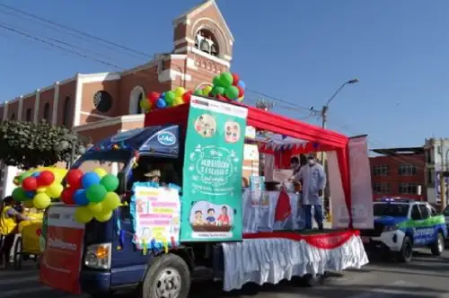 Con un pasacalle multisectorial, el Programa Nacional de Alimentación Escolar Qali Warma informó en la provincia de Chincha, en el departamento de Ica, acerca del inicio del Proceso de Compras Electrónico 2023, que busca adjudicar proveedores para la prestación del servicio alimentario escolar.