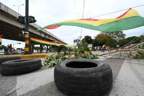Vista de una calle bloqueada durante una huelga indefinida convocada por sindicatos opuestos al gobierno del presidente boliviano Luis Arce en Santa Cruz, Bolivia, tomada el 22 de octubre de 2022. Foto: AFP