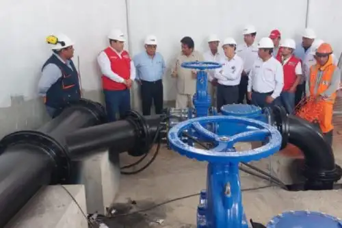 El presidente del Consejo de Ministros, Aníbal Torres Vásquez, y el ministro de Vivienda, Construcción y Saneamiento, César Paniagua Chacón, inspeccionaron el avance de la obra de mejoramiento del servicio de saneamiento básico del sector Vía Canal del barrio San José, que beneficiará a más de 18,000 habitantes de Tumbes.