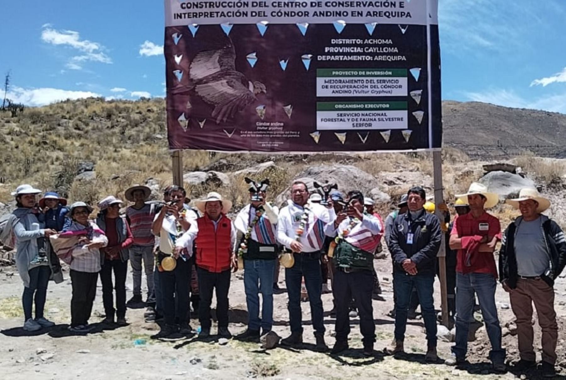Representantes del Servicio Nacional Forestal y de Fauna Silvestre (Serfor) y de la Autoridad Autónoma del Colca (Autocolca) colocaron la primera piedra del primer Centro de Conservación e Interpretación del Cóndor Andino del Perú, que se construirá en el Valle del Colca, principal atractivo turístico de la región Arequipa.