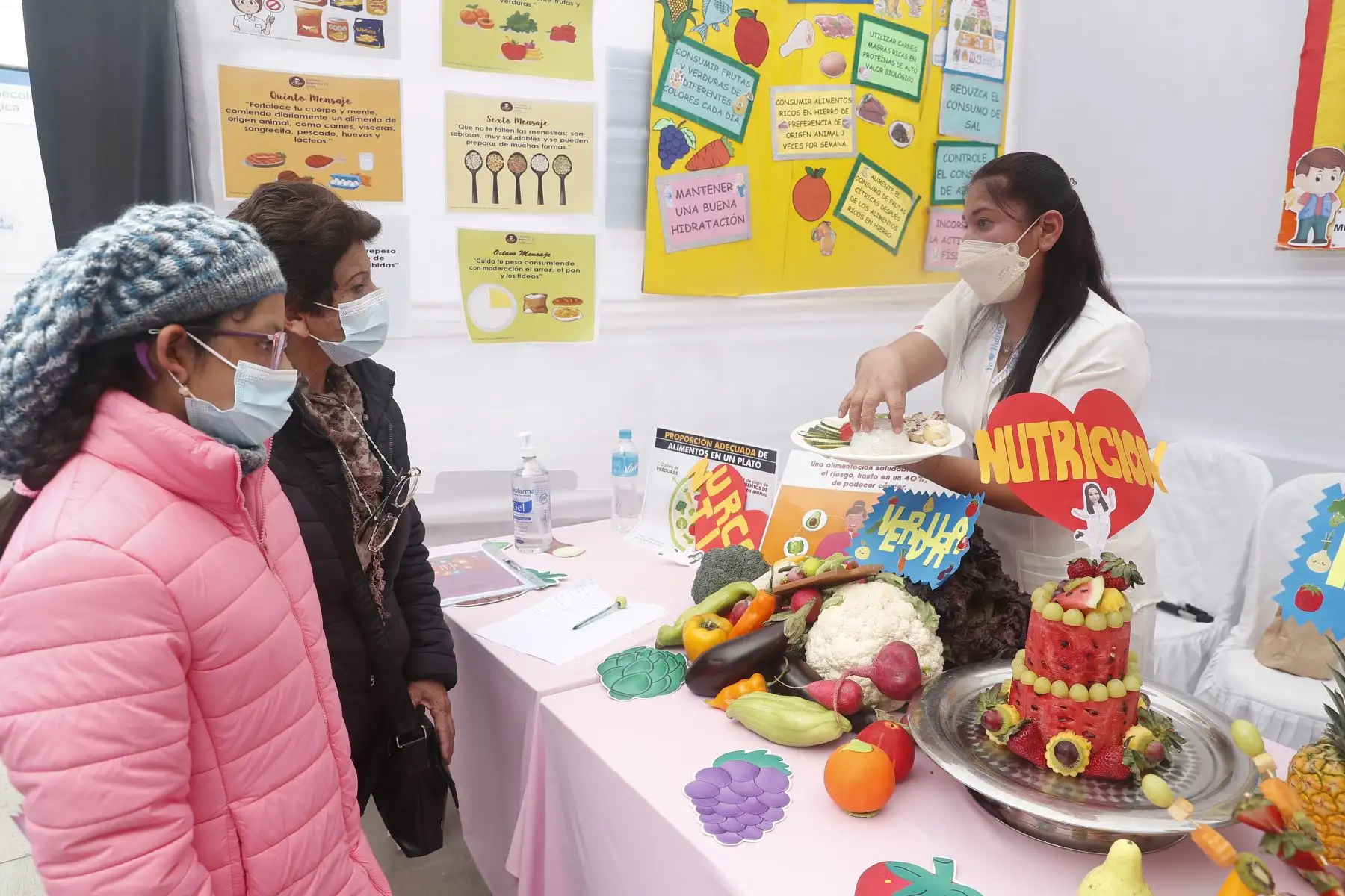 EsSalud realiza hoy una campaña gratuita de despistaje de mama en el Boulevard Mantaro de Plaza San Miguel. La atención se desarrolla hasta las 4:00 p.m. y cuenta con módulos de consejería de cáncer de cáncer de mamá, psicología, nutrición, vacunación VPH, entre otros. Foto: ANDINA/Renato Pajuelo