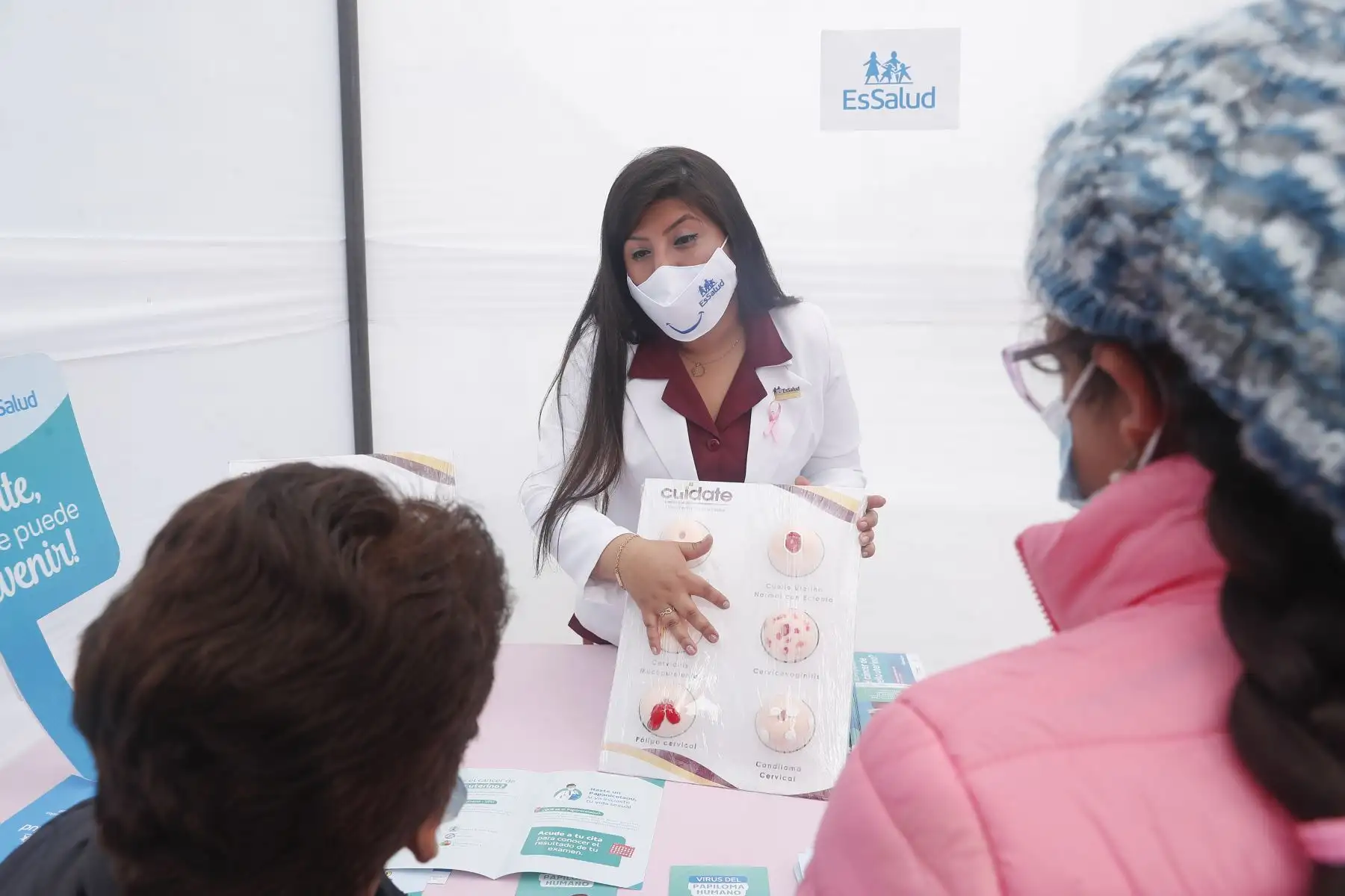 EsSalud realiza hoy una campaña gratuita de despistaje de mama en el Boulevard Mantaro de Plaza San Miguel. La atención se desarrolla hasta las 4:00 p.m. y cuenta con módulos de consejería de cáncer de cáncer de mamá, psicología, nutrición, vacunación VPH, entre otros. Foto: ANDINA/Renato Pajuelo