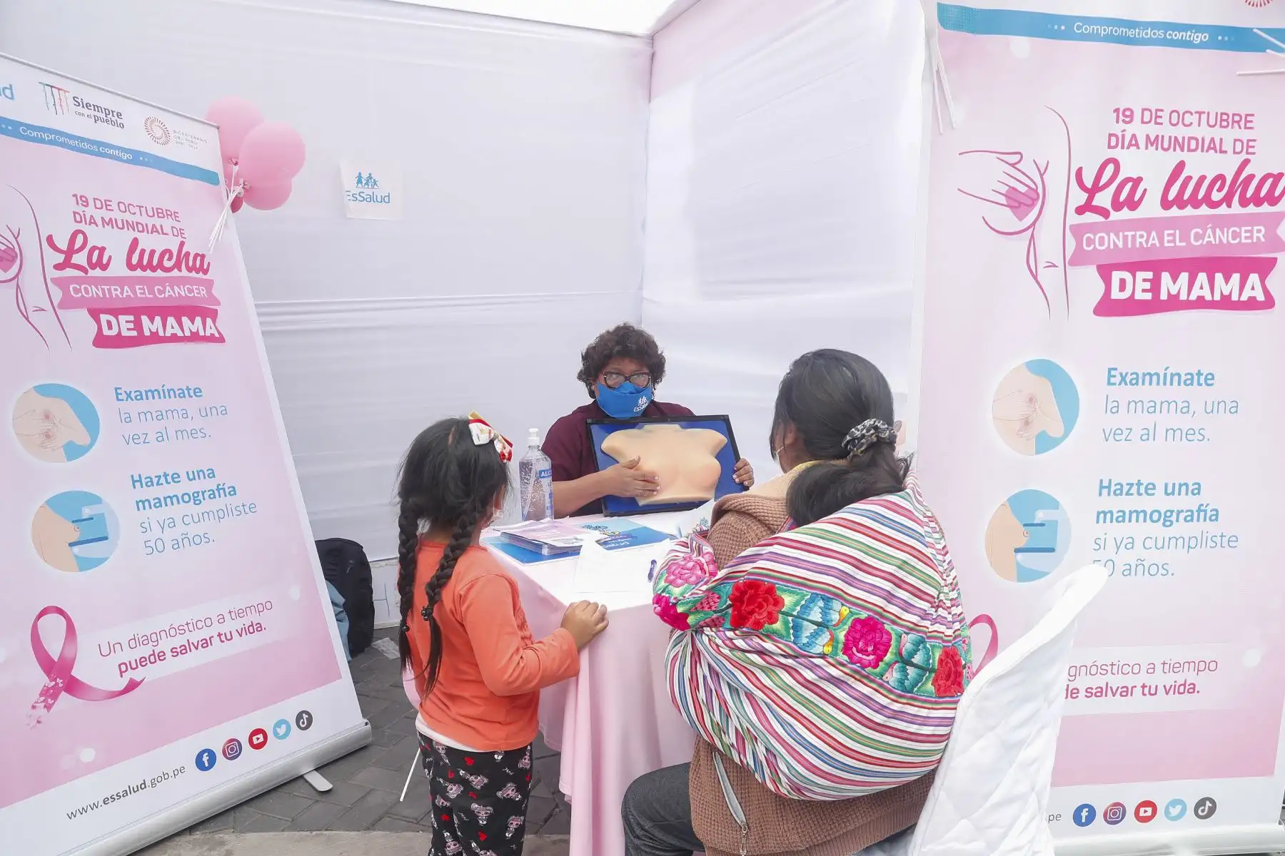 EsSalud realiza hoy una campaña gratuita de despistaje de mama en el Boulevard Mantaro de Plaza San Miguel. La atención se desarrolla hasta las 4:00 p.m. y cuenta con módulos de consejería de cáncer de cáncer de mamá, psicología, nutrición, vacunación VPH, entre otros. Foto: ANDINA/Renato Pajuelo