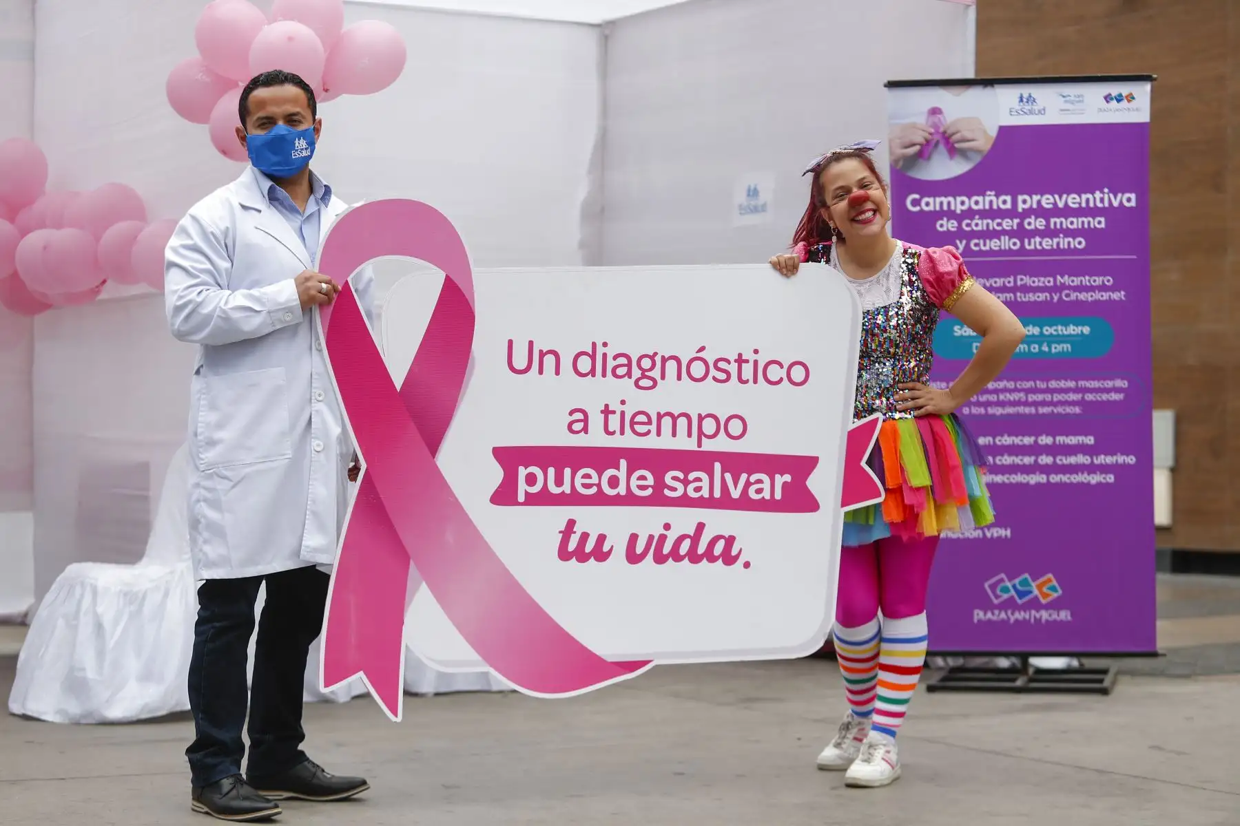 EsSalud realiza hoy una campaña gratuita de despistaje de mama en el Boulevard Mantaro de Plaza San Miguel. La atención se desarrolla hasta las 4:00 p.m. y cuenta con módulos de consejería de cáncer de cáncer de mamá, psicología, nutrición, vacunación VPH, entre otros. Foto: ANDINA/Renato Pajuelo
