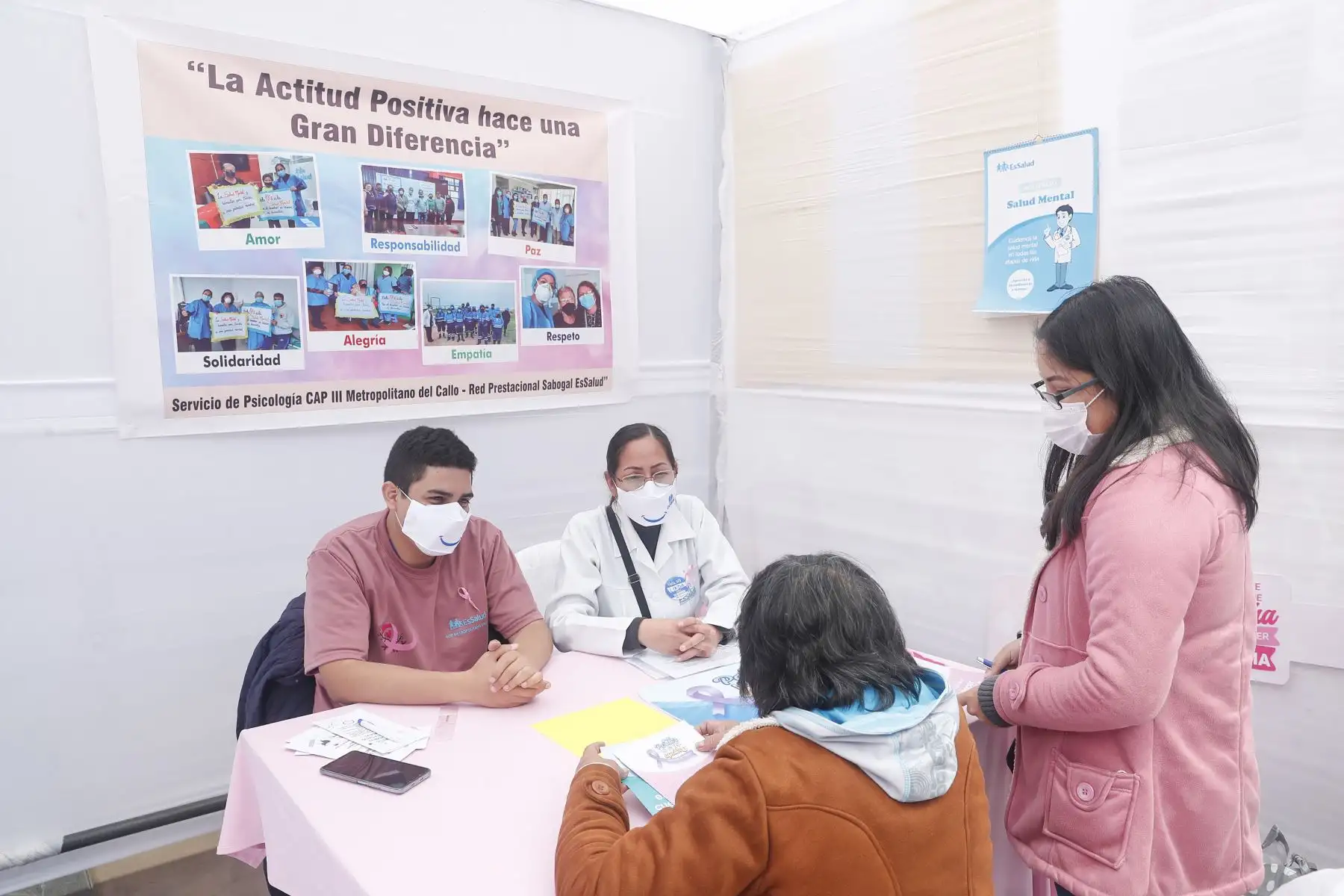 EsSalud realiza hoy una campaña gratuita de despistaje de mama en el Boulevard Mantaro de Plaza San Miguel. La atención se desarrolla hasta las 4:00 p.m. y cuenta con módulos de consejería de cáncer de cáncer de mamá, psicología, nutrición, vacunación VPH, entre otros. Foto: ANDINA/Renato Pajuelo