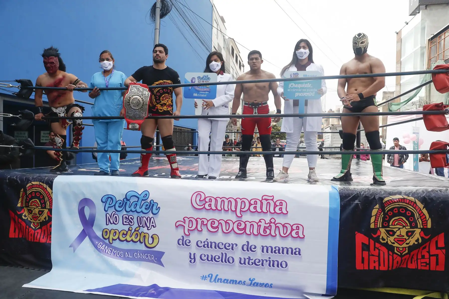EsSalud realiza hoy una campaña gratuita de despistaje de mama en el Boulevard Mantaro de Plaza San Miguel. La atención se desarrolla hasta las 4:00 p.m. y cuenta con módulos de consejería de cáncer de cáncer de mamá, psicología, nutrición, vacunación VPH, entre otros. Foto: ANDINA/Renato Pajuelo