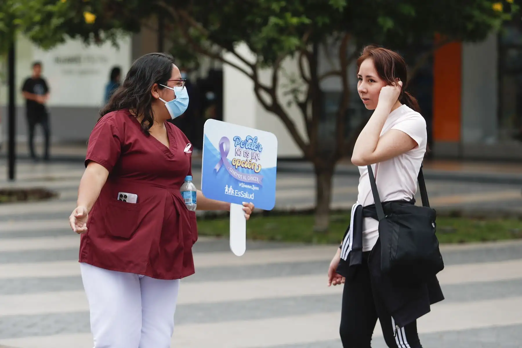 EsSalud realiza hoy una campaña gratuita de despistaje de mama en el Boulevard Mantaro de Plaza San Miguel. La atención se desarrolla hasta las 4:00 p.m. y cuenta con módulos de consejería de cáncer de cáncer de mamá, psicología, nutrición, vacunación VPH, entre otros. Foto: ANDINA/Renato Pajuelo