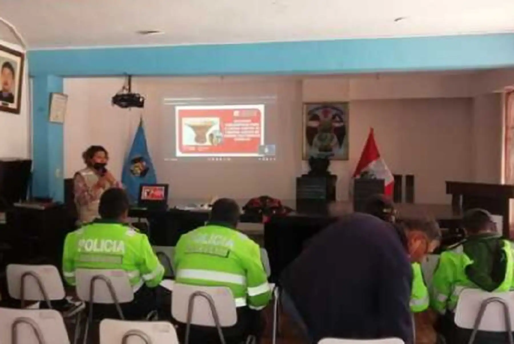 El Ministerio de Cultura, a través de la Dirección Desconcentrada (DDC) de Cultura de Arequipa y en coordinación con la Dirección de Recuperaciones, realizó una charla de capacitación sobre el “Tráfico ilícito de bienes muebles”, dirigida a la Policía Nacional del Perú de la Provincia de Caylloma.
