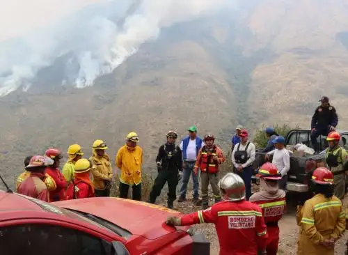 Brigadas contraincendios de Cusco buscan controlar un Incendio forestal que ya arrasó más de 2,000 hectáreas de cobertura natural en los distritos de Limatambo y Mollepata, provincia de Anta. ANDINA/Difusión