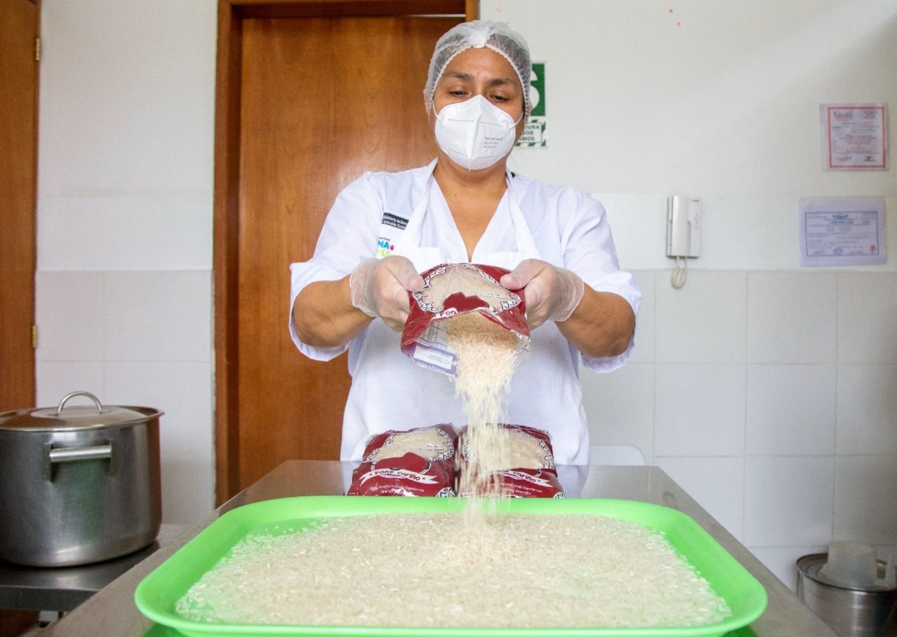 El programa Cuna Más promueve el consumo de arroz fortificado para prevenir la anemia infantil en niños menores de 36 meses de edad.