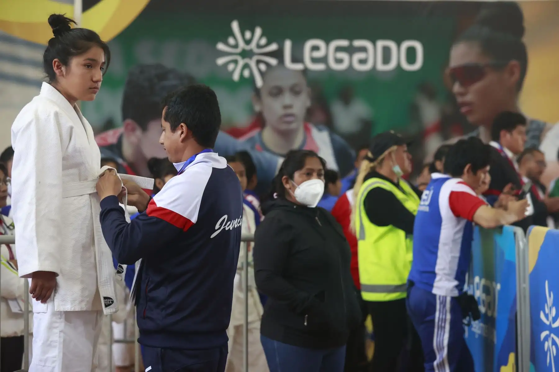 Entrenador prepara a su estudiante para la competencia de judo femenino. Foto: ANDINA/Melina Mejía