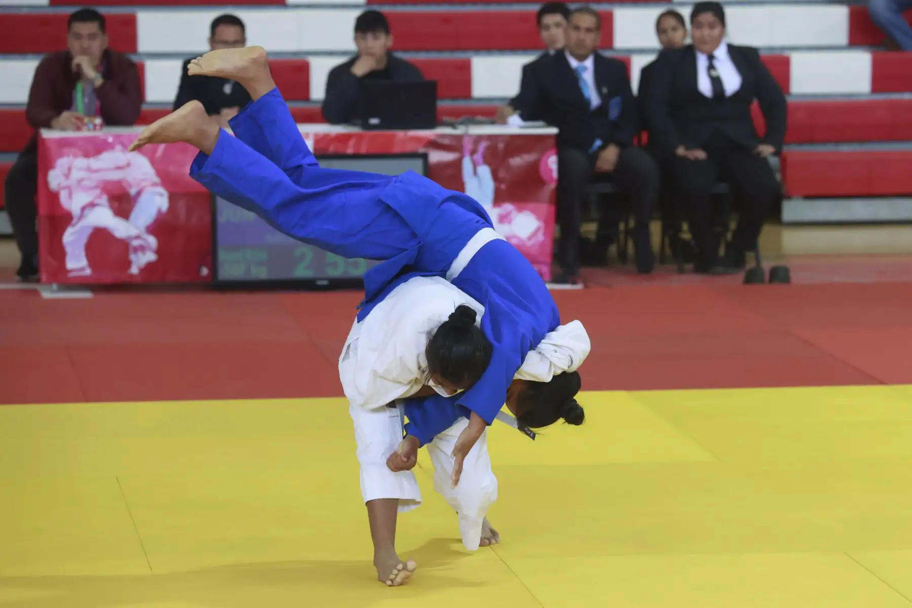 Escolares compiten en judo femenino. Foto: ANDINA/Melina Mejía