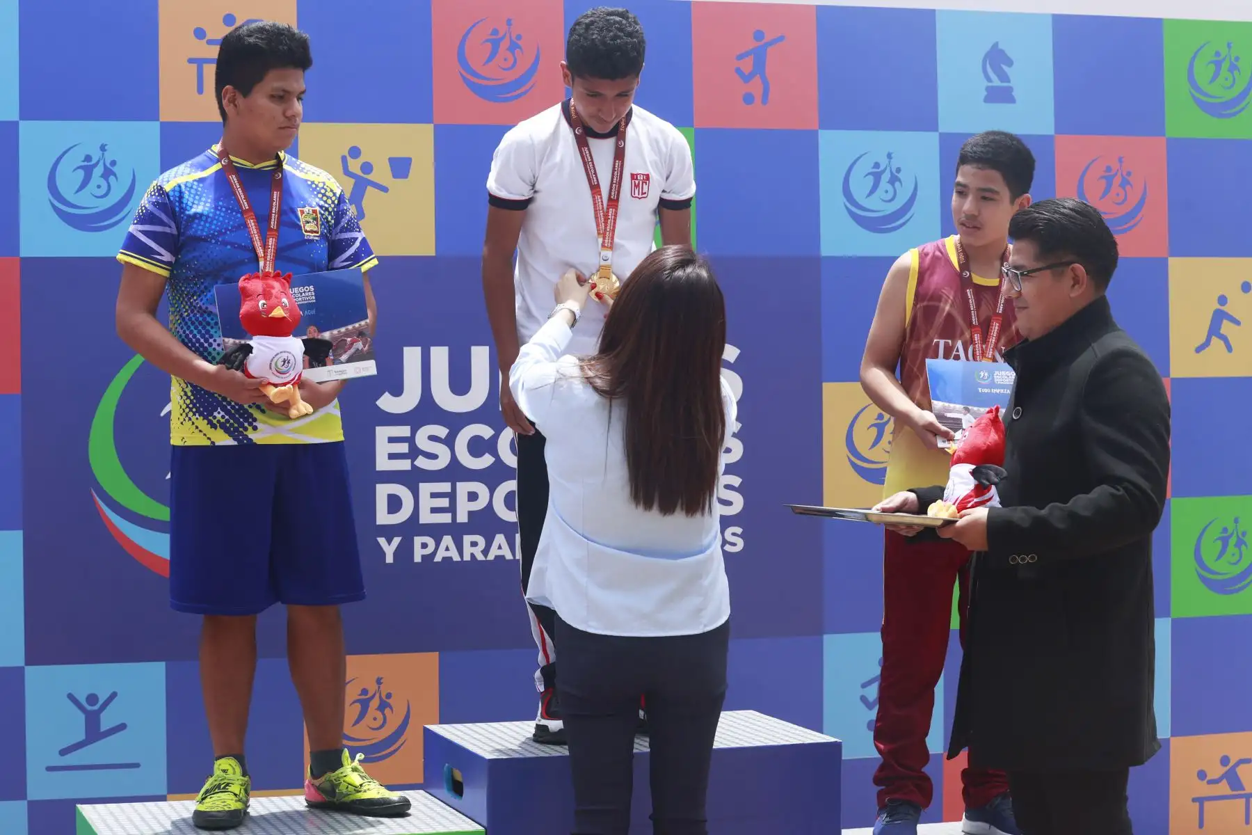Dereck Elías Moreno recibe la medalla de oro en lanzamiento de martillo varones. Foto: ANDINA/Melina Mejía