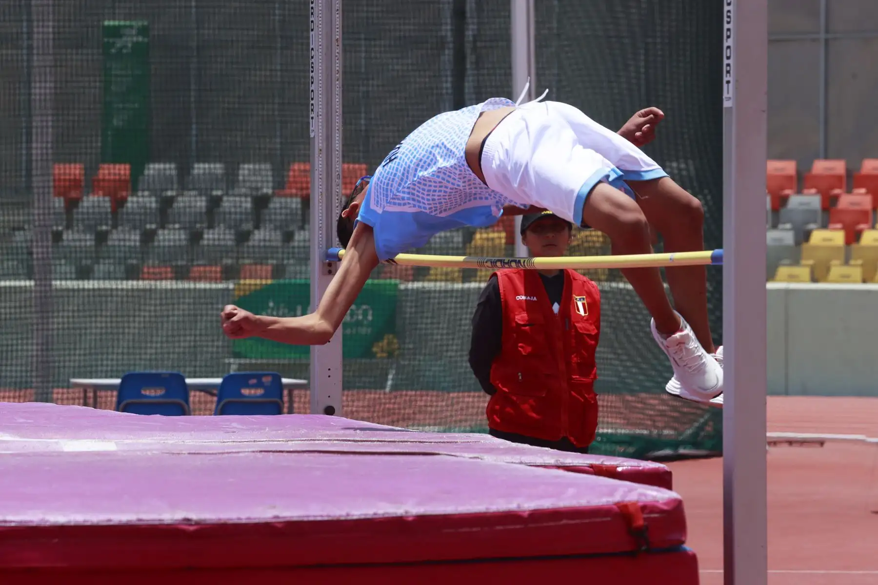 Kevin Ore de Huancavelica durante su participación en salto alto masculino. Foto: ANDINA/Melina Mejía