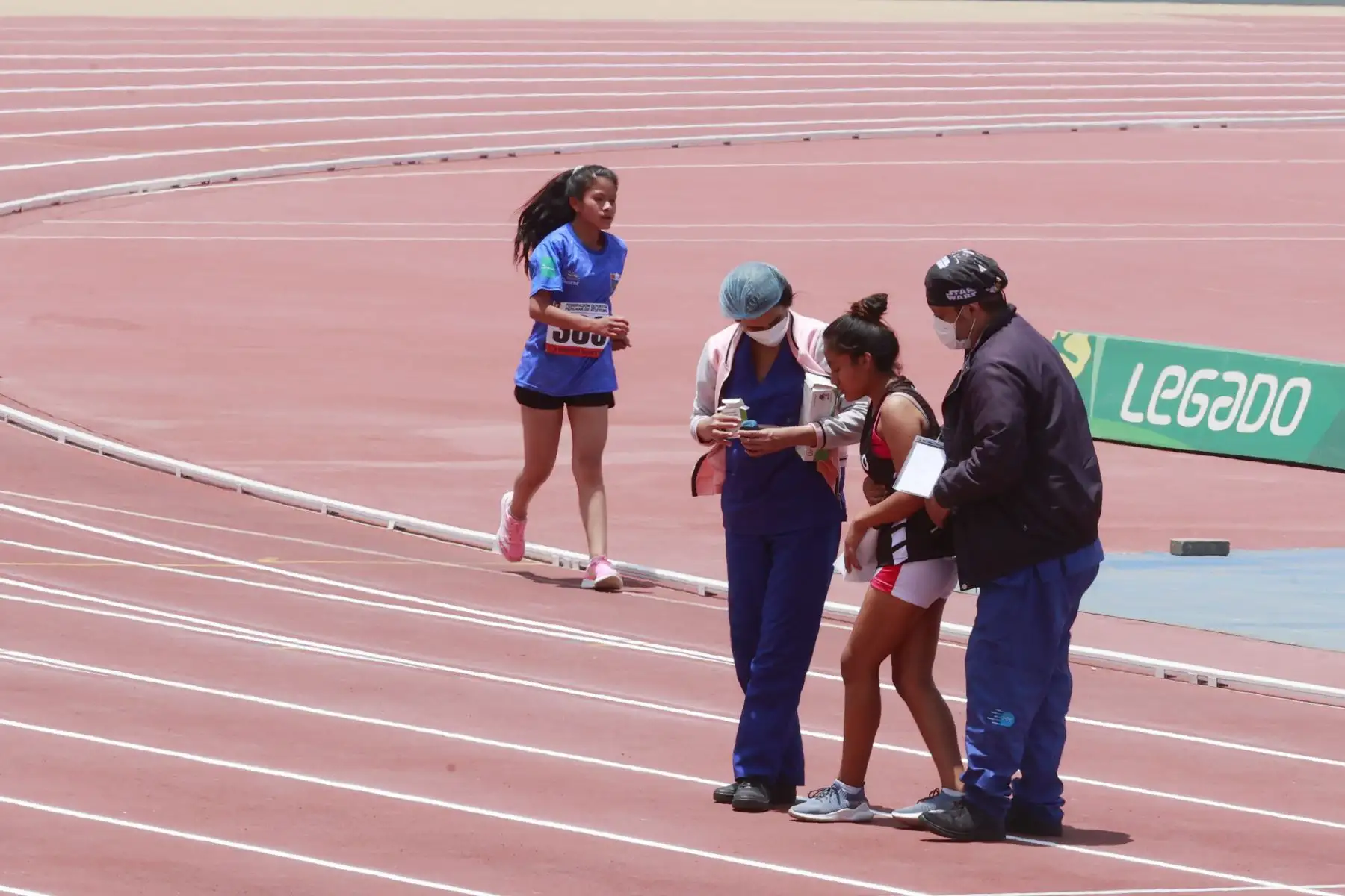 Participante en marcha atlética, es auxiliada por personal médico. Foto: ANDINA/Melina Mejía