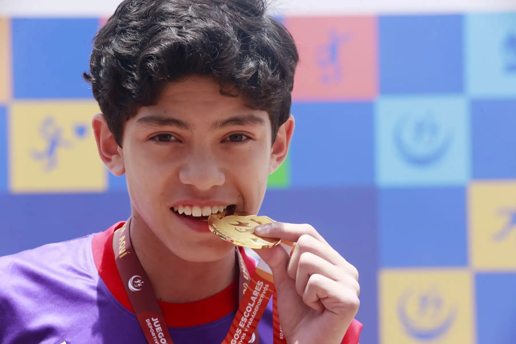 Gian Carlo Bravo de Arequipa, ganador de la medalla de oro en la competencia de 800 metros planos. Foto: ANDINA/Melina Mejía