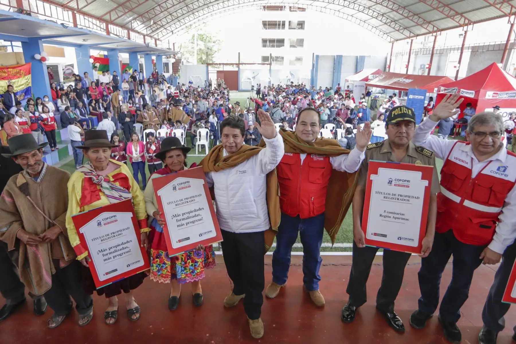 El presidente de la República, Pedro Castillo, entrega títulos de propiedad a familias e instituciones de la región Apurímac, acción que beneficiará a cerca de 10,400 ciudadanos de la zona, municipalidades, iglesias, entre otros de las provincias de Abancay, Andahuaylas, Antabamba, Aymaraes, Chincheros, Cotabambas y Grau. Foto: ANDINA/ Prensa Presidencia