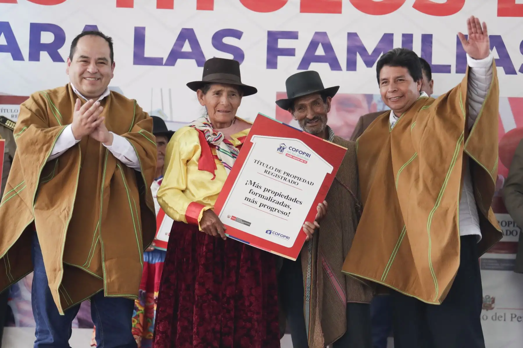 El presidente de la República, Pedro Castillo, entrega títulos de propiedad a familias e instituciones de la región Apurímac, acción que beneficiará a cerca de 10,400 ciudadanos de la zona, municipalidades, iglesias, entre otros de las provincias de Abancay, Andahuaylas, Antabamba, Aymaraes, Chincheros, Cotabambas y Grau. Foto: ANDINA/ Prensa Presidencia