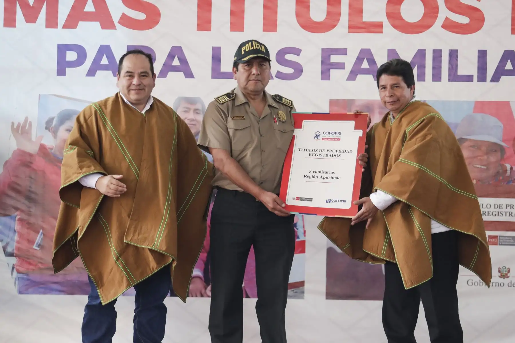El presidente de la República, Pedro Castillo, entrega títulos de propiedad a familias e instituciones de la región Apurímac, acción que beneficiará a cerca de 10,400 ciudadanos de la zona, municipalidades, iglesias, entre otros de las provincias de Abancay, Andahuaylas, Antabamba, Aymaraes, Chincheros, Cotabambas y Grau. Foto: ANDINA/ Prensa Presidencia