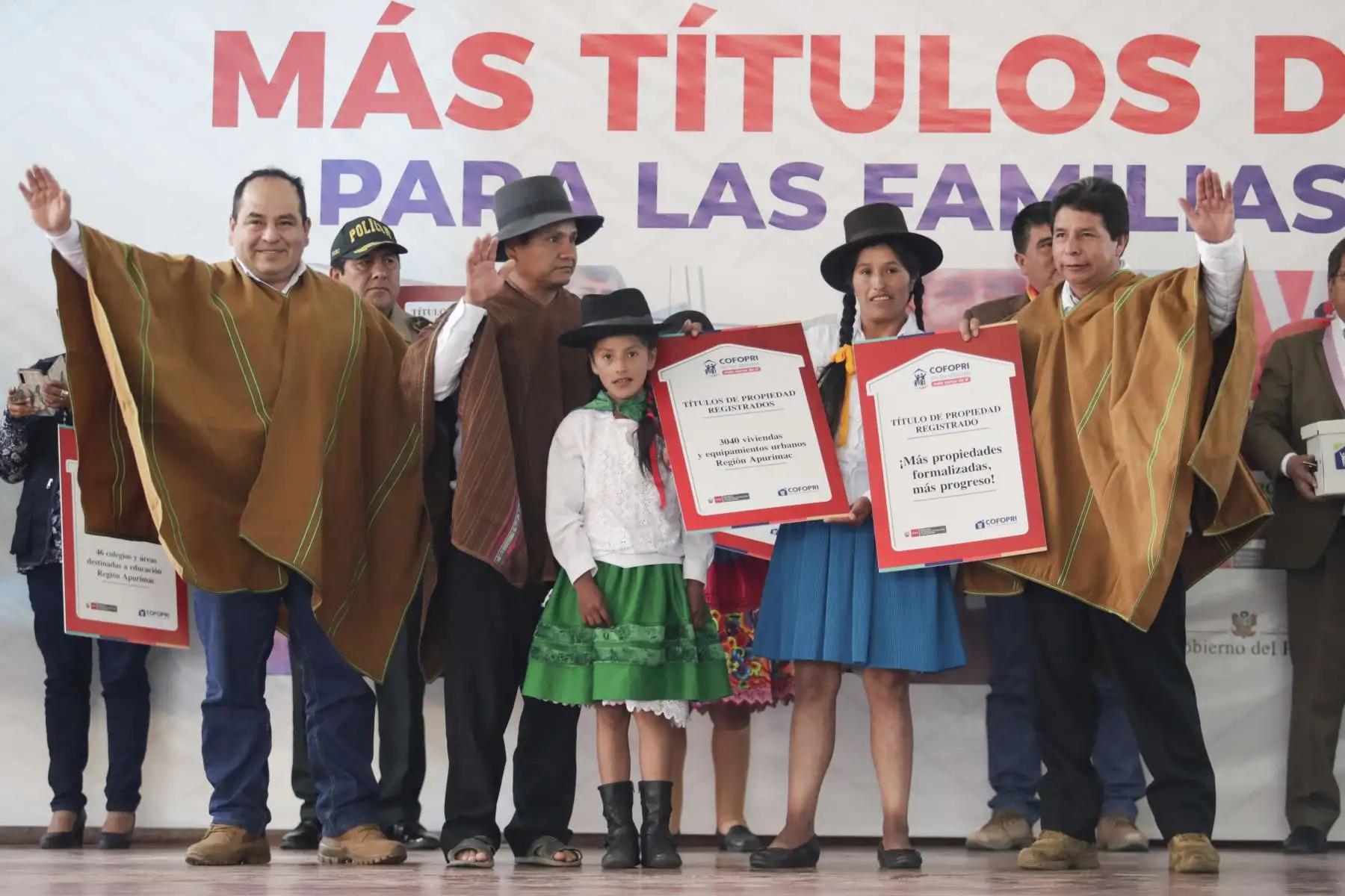 El presidente de la República, Pedro Castillo, entrega títulos de propiedad a familias e instituciones de la región Apurímac, acción que beneficiará a cerca de 10,400 ciudadanos de la zona, municipalidades, iglesias, entre otros de las provincias de Abancay, Andahuaylas, Antabamba, Aymaraes, Chincheros, Cotabambas y Grau. Foto: ANDINA/ Prensa Presidencia