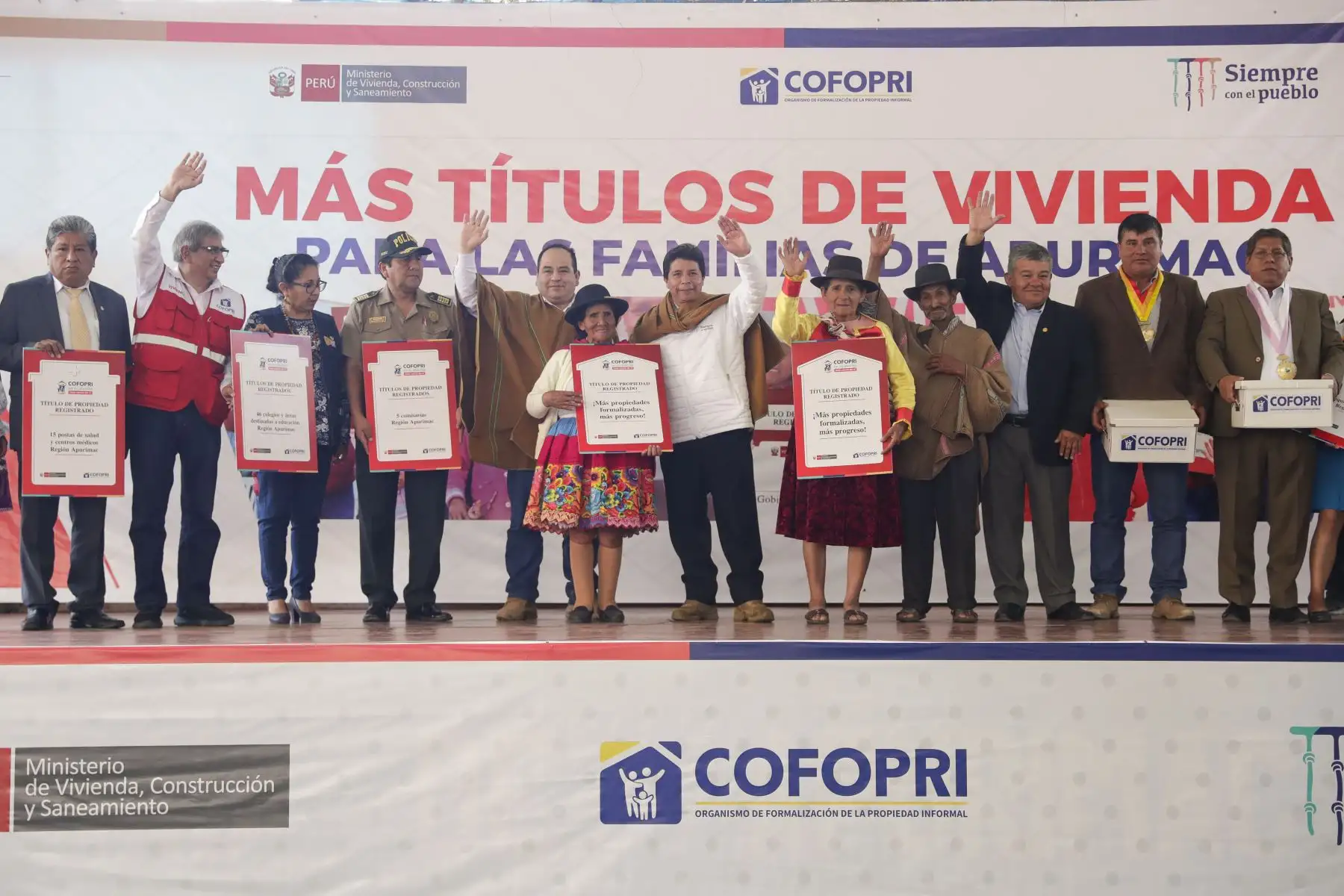 El presidente de la República, Pedro Castillo, entrega títulos de propiedad a familias e instituciones de la región Apurímac, acción que beneficiará a cerca de 10,400 ciudadanos de la zona, municipalidades, iglesias, entre otros de las provincias de Abancay, Andahuaylas, Antabamba, Aymaraes, Chincheros, Cotabambas y Grau. Foto: ANDINA/ Prensa Presidencia