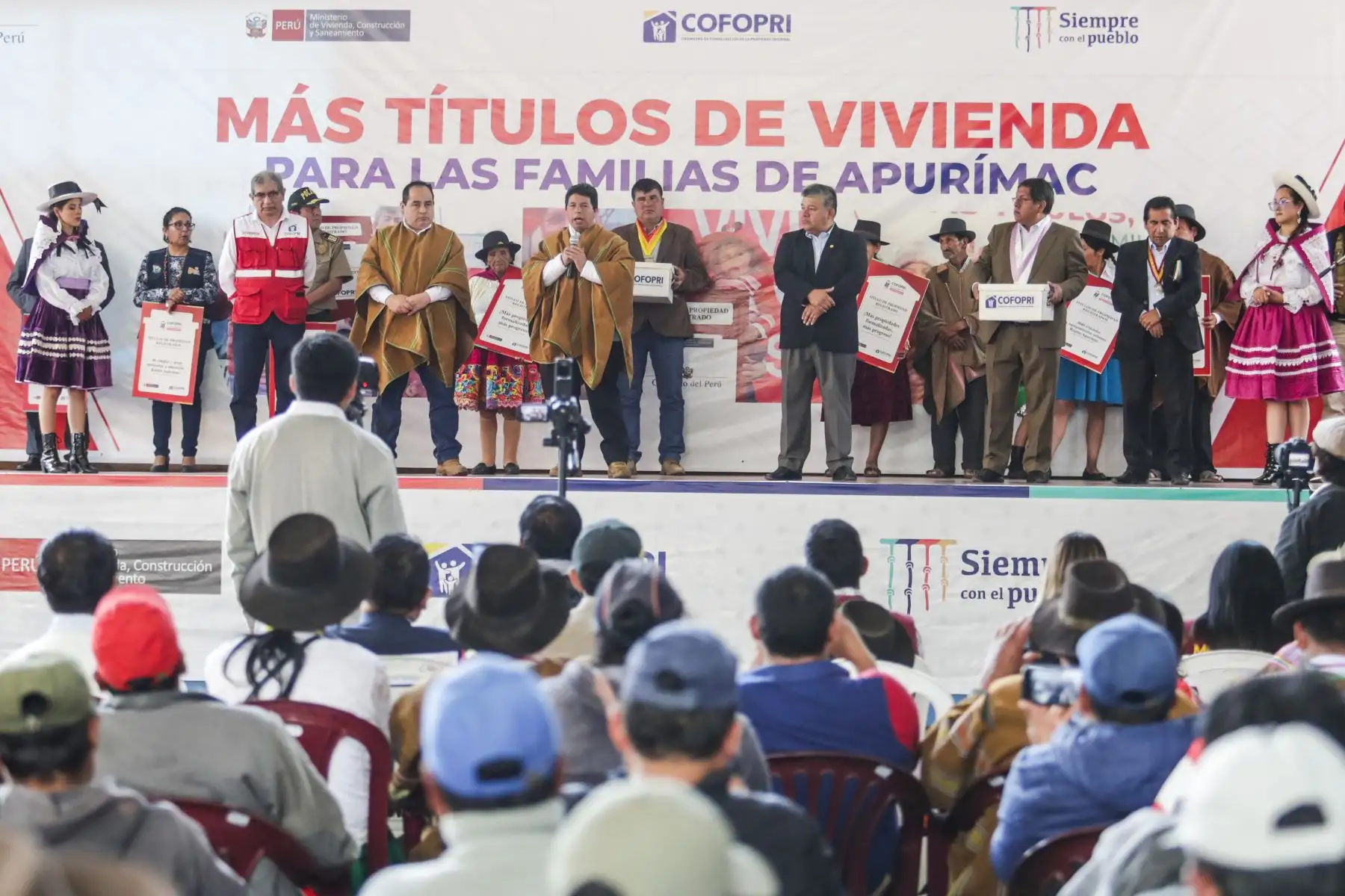El presidente de la República, Pedro Castillo, entrega títulos de propiedad a familias e instituciones de la región Apurímac, acción que beneficiará a cerca de 10,400 ciudadanos de la zona, municipalidades, iglesias, entre otros de las provincias de Abancay, Andahuaylas, Antabamba, Aymaraes, Chincheros, Cotabambas y Grau. Foto: ANDINA/ Prensa Presidencia