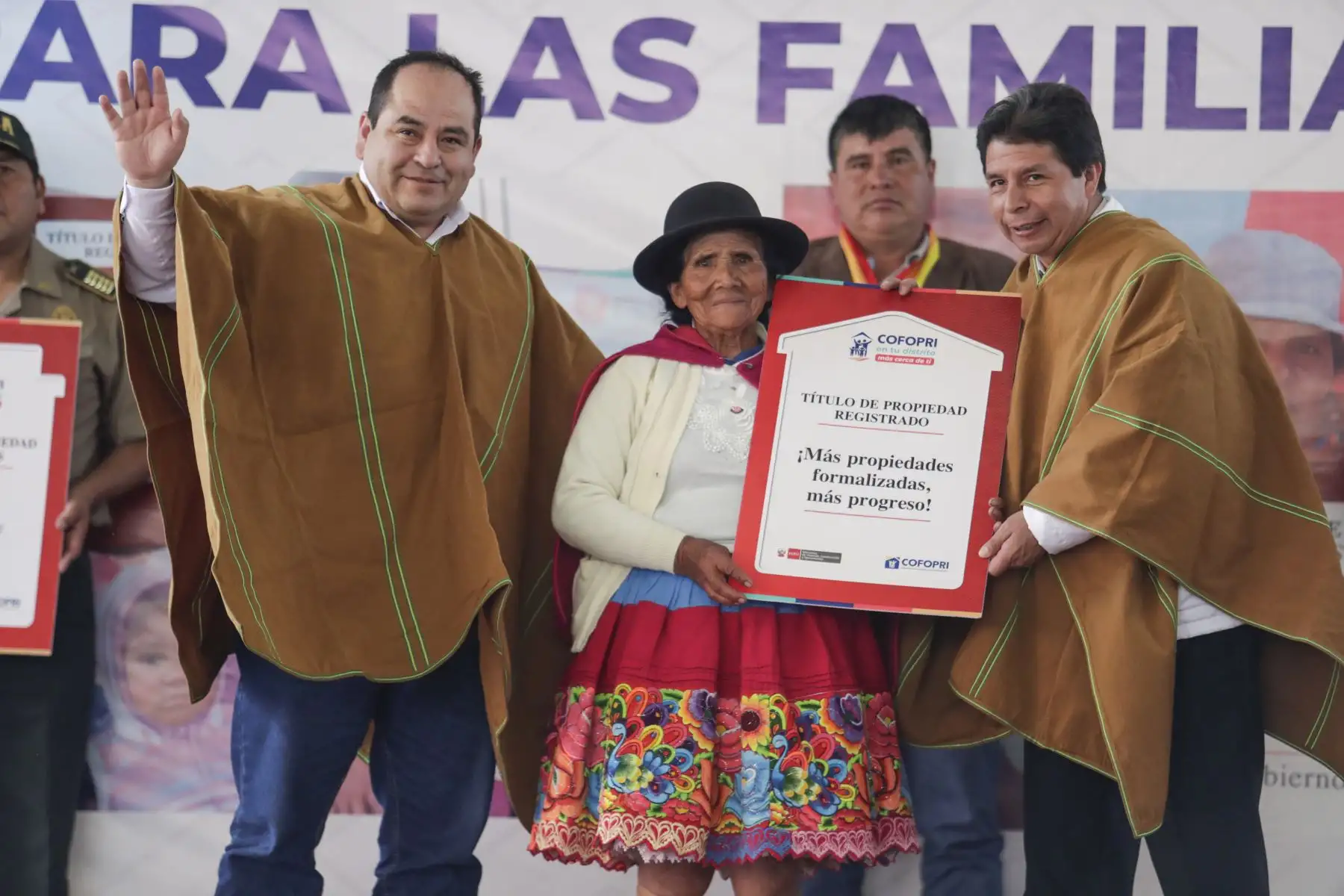 El presidente de la República, Pedro Castillo, entrega títulos de propiedad a familias e instituciones de la región Apurímac, acción que beneficiará a cerca de 10,400 ciudadanos de la zona, municipalidades, iglesias, entre otros de las provincias de Abancay, Andahuaylas, Antabamba, Aymaraes, Chincheros, Cotabambas y Grau. Foto: ANDINA/ Prensa Presidencia