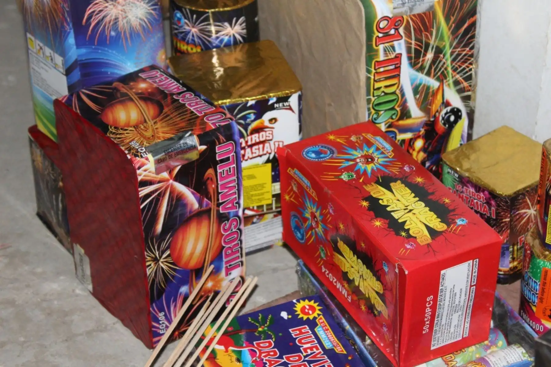 Solo en estas fiestas navideñas, Sucamec decomisó en Lima 25 toneladas de productos pirotécnicos ilegales, mientras que en provincias 30 toneladas, durante los 70 operativos que realizaron. ANDINA/ Sucamec