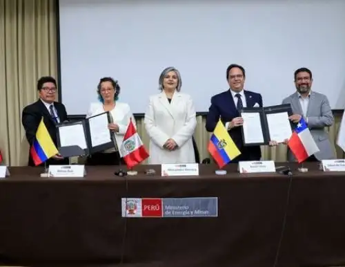 La ministra de Energía y Minas, Alessandra G. Herrera Jara, y su par de Ecuador, Xavier Vera Grunauer, suscribieron el documento conjuntamente con la viceministra de Colombia, Belizza Ruiz Martínez, el director de Energía del Estado Plurinacional de Bolivia, Severino Quispe Ramos.  Foto: Cortesía.