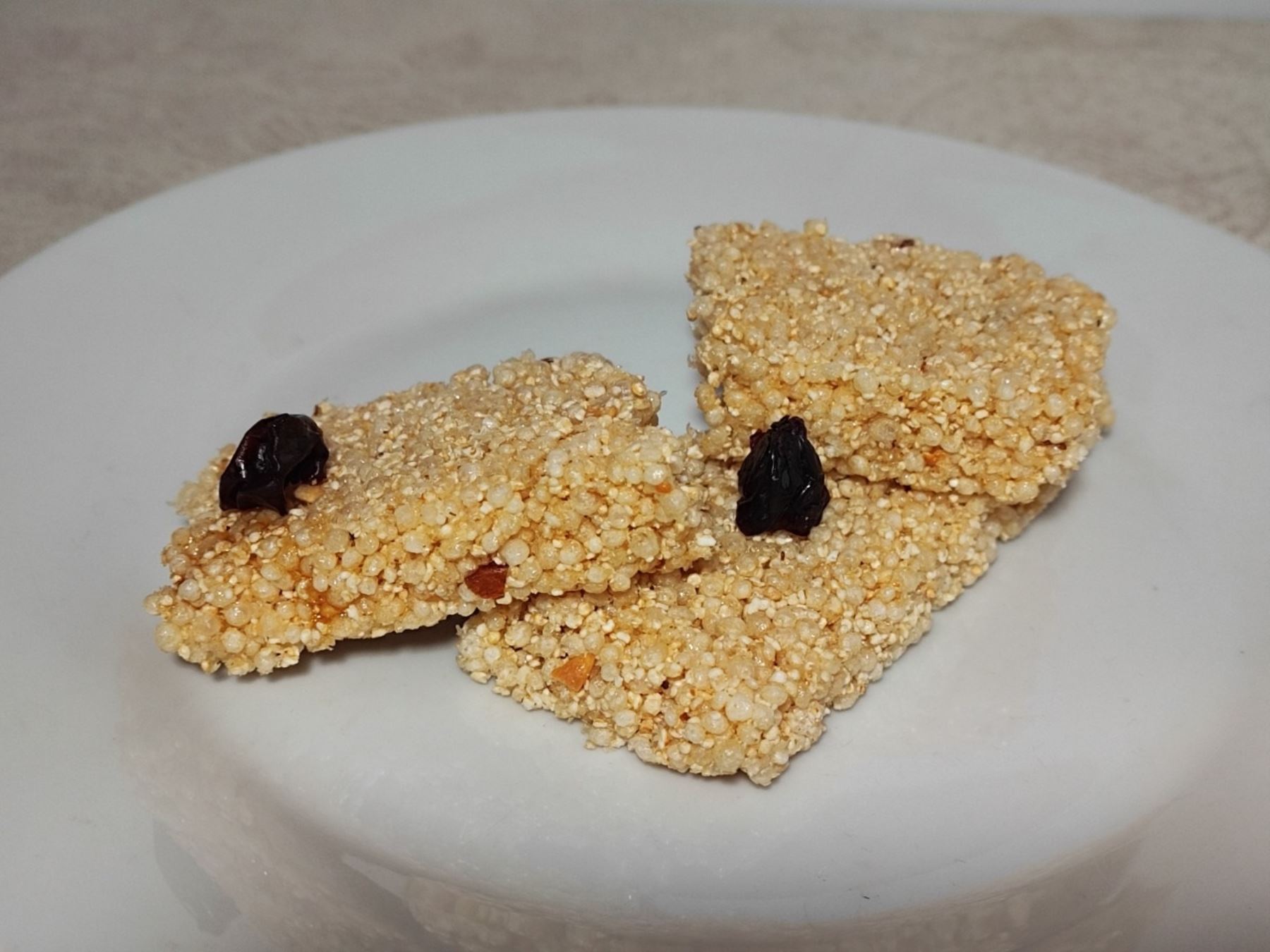 El programa Qali Warma fortalece los desayunos escolares con nutritivas barras de cereales.