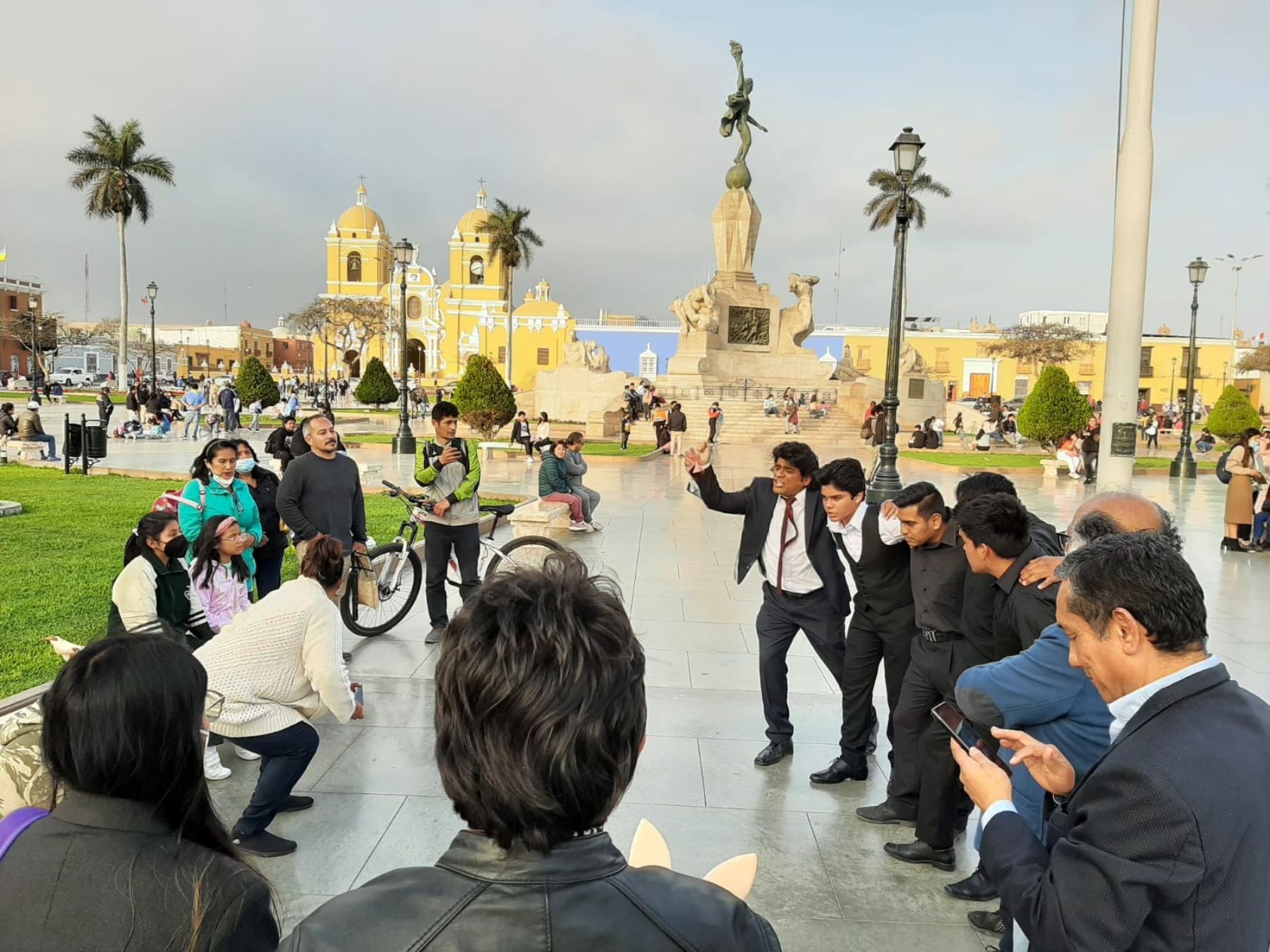 Trujillo organiza maratón de lectura sobre la vida y obra del poeta César Vallejo. La actividad comienza a las 10:00 y durará 50 horas de forma ininterrumpida. Foto: Luis Puell.