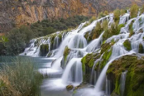 La provincia de Yauyos se encuentra ubicada al sureste del departamento de Lima y tiene como principal atractivo la Reserva Paisajística Nor Yauyos Cochas, que cuenta con un mosaico natural formado ríos, cataratas, lagunas, cañones y nevados. También se puede apreciar abundante variedad de flora y fauna silvestre que adorna la parte norte y noreste de la provincia.