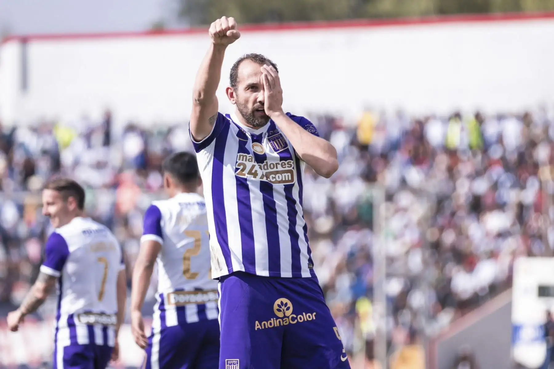 Hernán Barcos de Alianza Lima celebra tras anotar ante Ayacucho FC durante partido por la jornada 18 del Torneo Clausura, en el estadio Ciudad de Cumaná. Foto: Club Alianza Lima