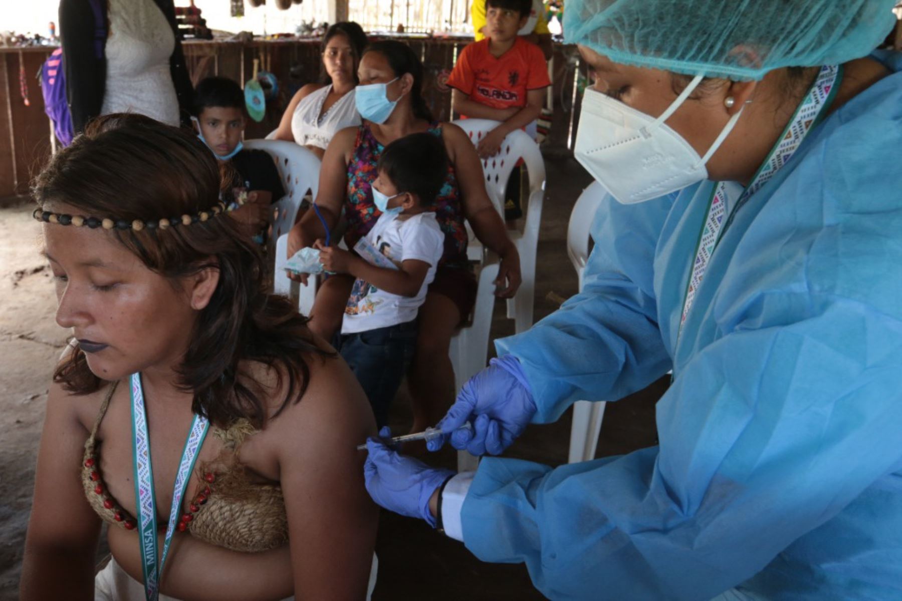 Las brigadas de vacunación han desplegado un enorme esfuerzo para proteger a niños, jóvenes, adultos y adultos mayores. Foto: Minsa
