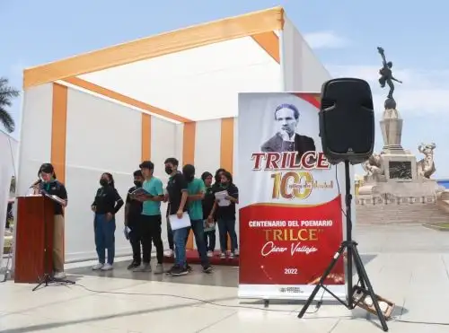 Con participación de más de 170 estudiantes de diversos colegios de Trujillo empezó esta mañana las 50 horas de lectura ininterrumpida sobre la vida y obra de César Vallejo, nuestro vate universal. Foto: Luis Puell