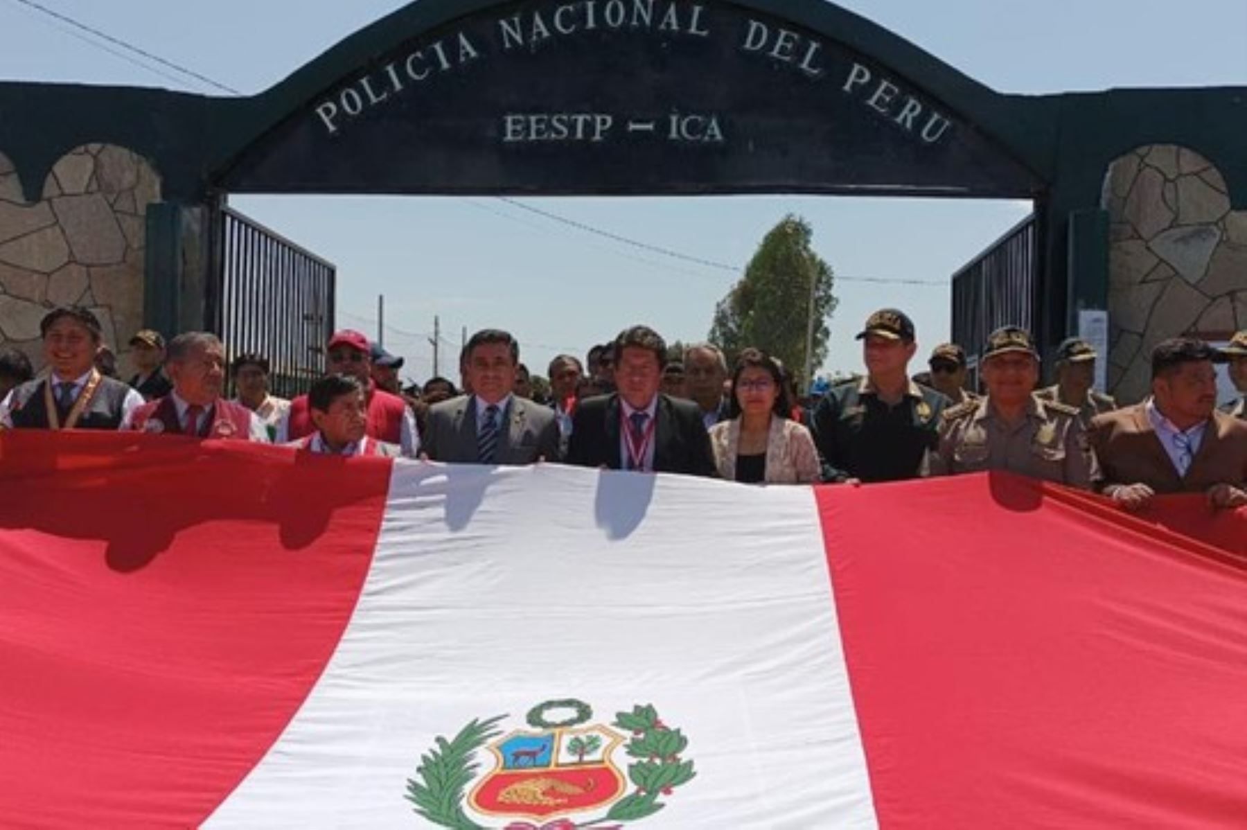 El ministro del Interior, Willy Huerta, participó en el distrito de Santiago (Ica) en el paseo de la Bandera Nacional. Foto: Mininter