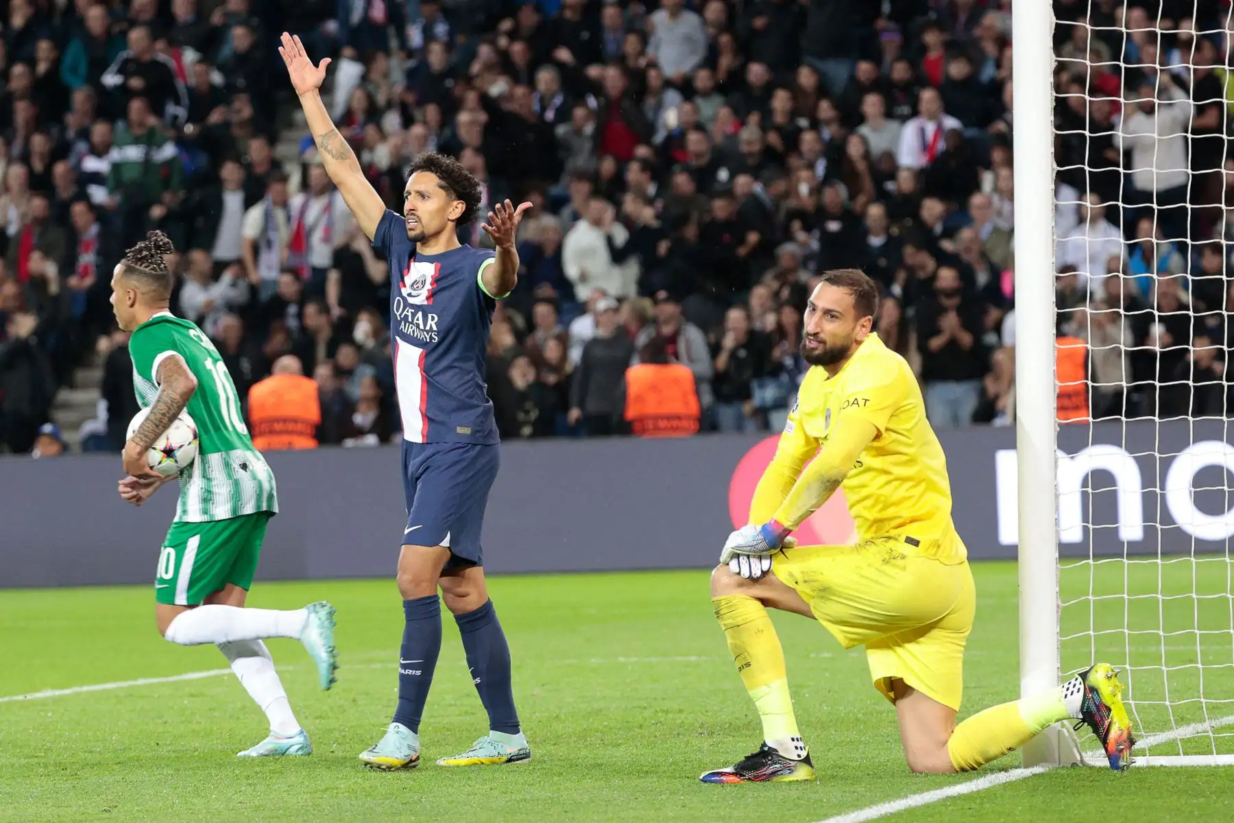 El portero italiano del Paris Saint-Germain, Gianluigi Donnarumma, reacciona después de conceder un gol durante el partido de vuelta del Grupo H de la Liga de Campeones. Foto: AFP