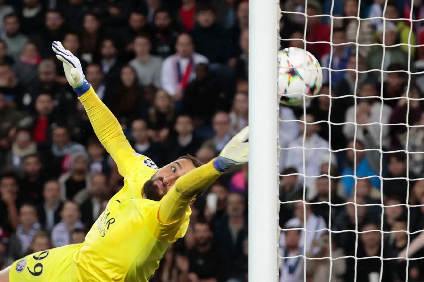 El portero italiano del Paris Saint-Germain, Gianluigi Donnarumma, no logra detener el tiro de Macabbi Haifa durante el partido de vuelta del Grupo H de la Liga de Campeones. Foto: AFP